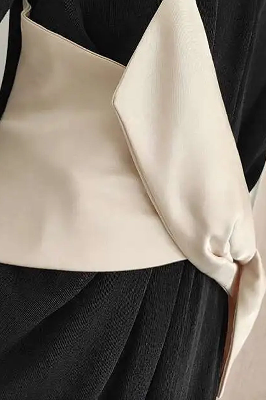 Marquise Μαύρο Μάξι Φόρεμα με Βαθύ Ντεκολτέ και Σατέν Ζώνη | Evening Dresses - Φορέματα - Βραδινά | Marquise Black Maxi Dress with Deep V-Neck and Satin Bow